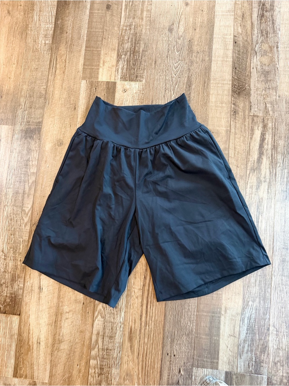 HALARA Black High-Waist Wide-Leg Shorts Sz med - liner - 9” inseam